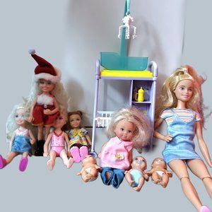 🐺GONE🐺Barbie baby sitter Skipper with twins and a few other kids.